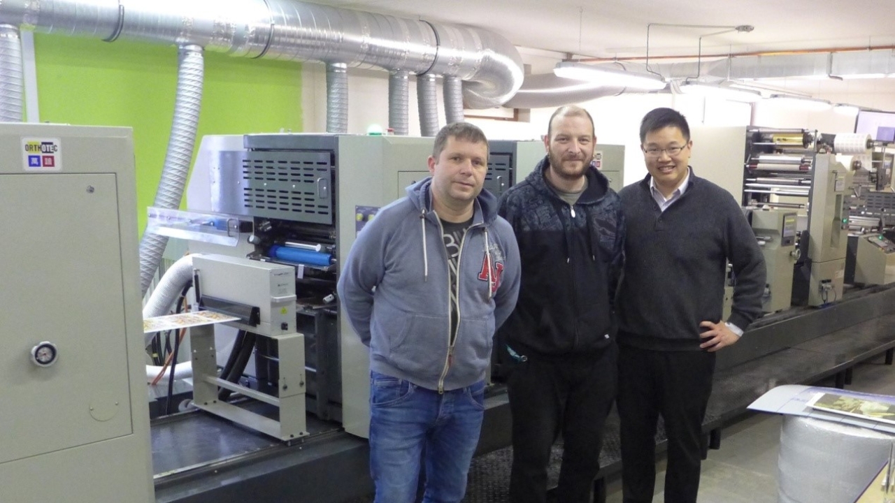 Pictured (from left): Pavel Caizl, owner of Tiskárna Caizl; Jan Chaloupek, Tiskárna Caizl technical director; Jason Huang, Orthotec sales manager