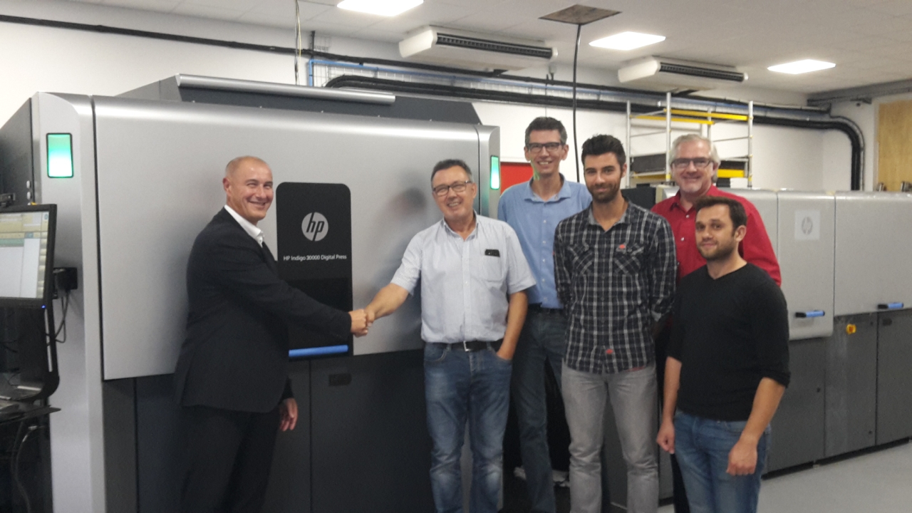 Pictured (from left): Frederic Léandri, HP France; Bernard Denjoy, Incarta Packaging CEO; Matthieu Gardère, Incarta Packaging manager) and operators from Incarta Packaging 