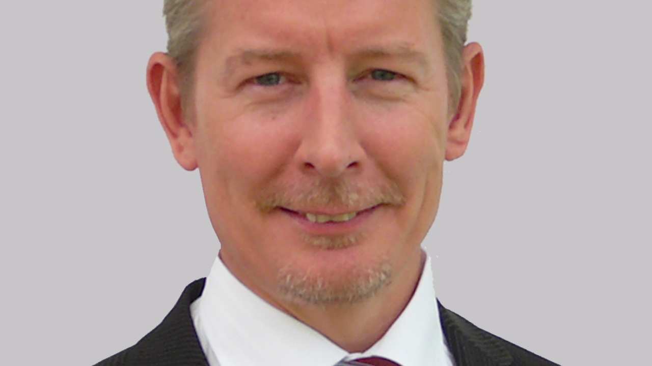 Stefan Thulin previously worked for Lüscher and has long-time experience in the graphic arts industry and in selling investment goods Stefan Thulin previously worked for Lüscher and has long-time experience in the graphic arts industry and in selling investment goods