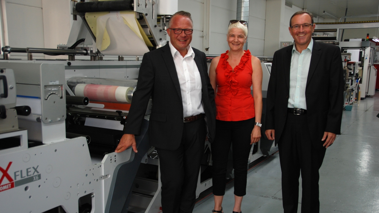 Hannes Fink (left) and Joachim Zeiler (right), Helf Etiketten, with Beatrix Hochleitner, Chromos