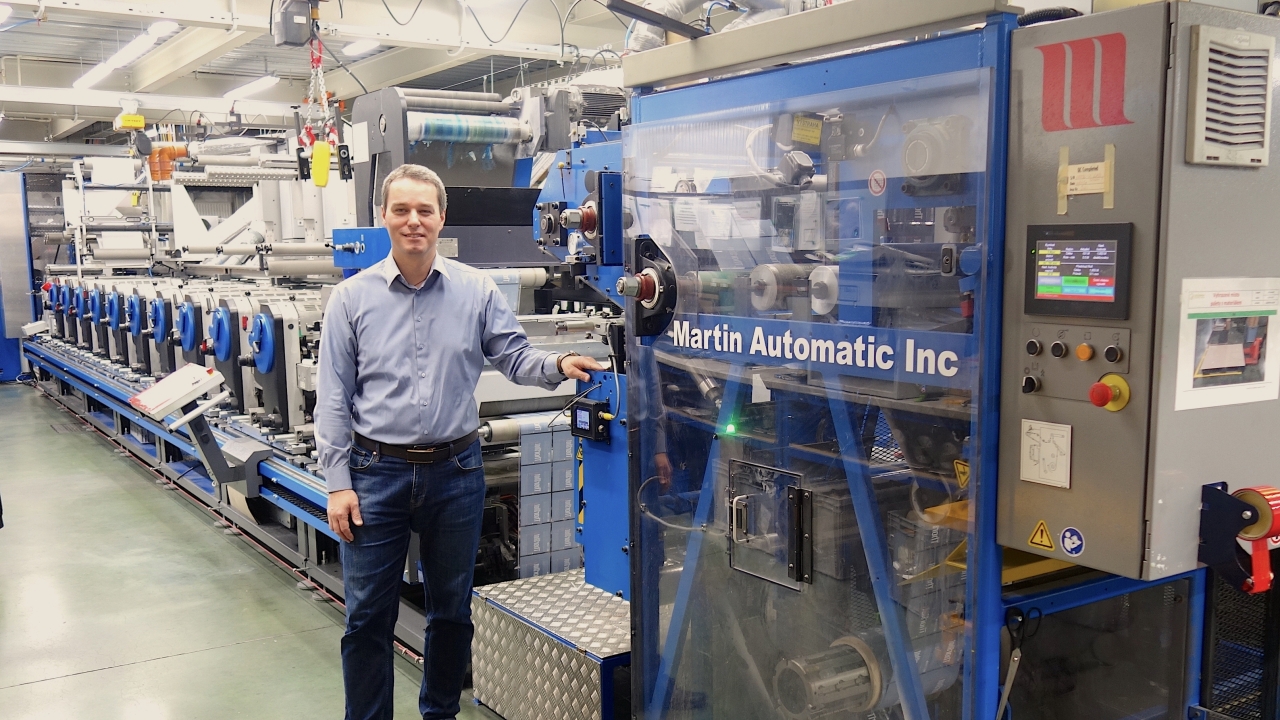 Colognia’s Production Director Dušan Převrátil with the Martin Automatic LRD rewinder fitted to the company’s new Gallus Labelmaster