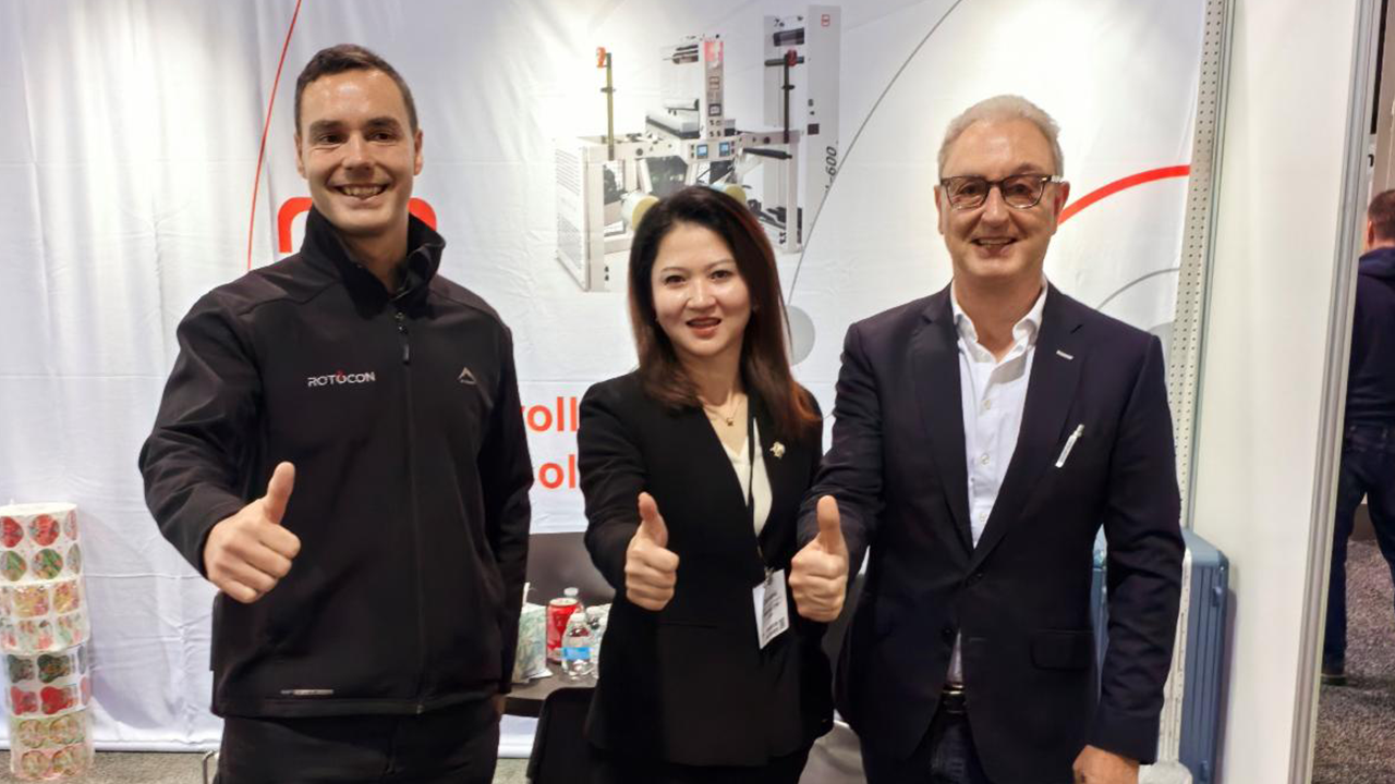 Pascal Aengenvoort, Jesin Wang and Michael Aengenvoort give a thumbs-up
