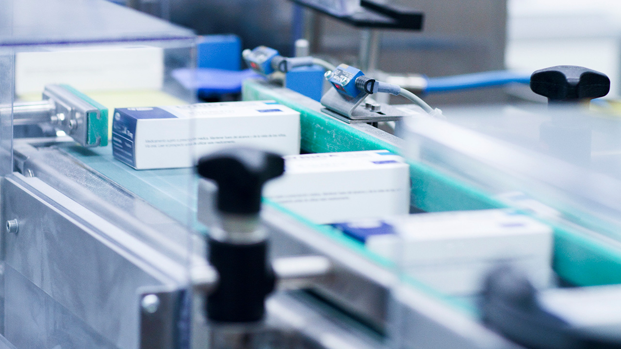 Technomelt Supra PRO 301 Plus being applied to pharma packaging