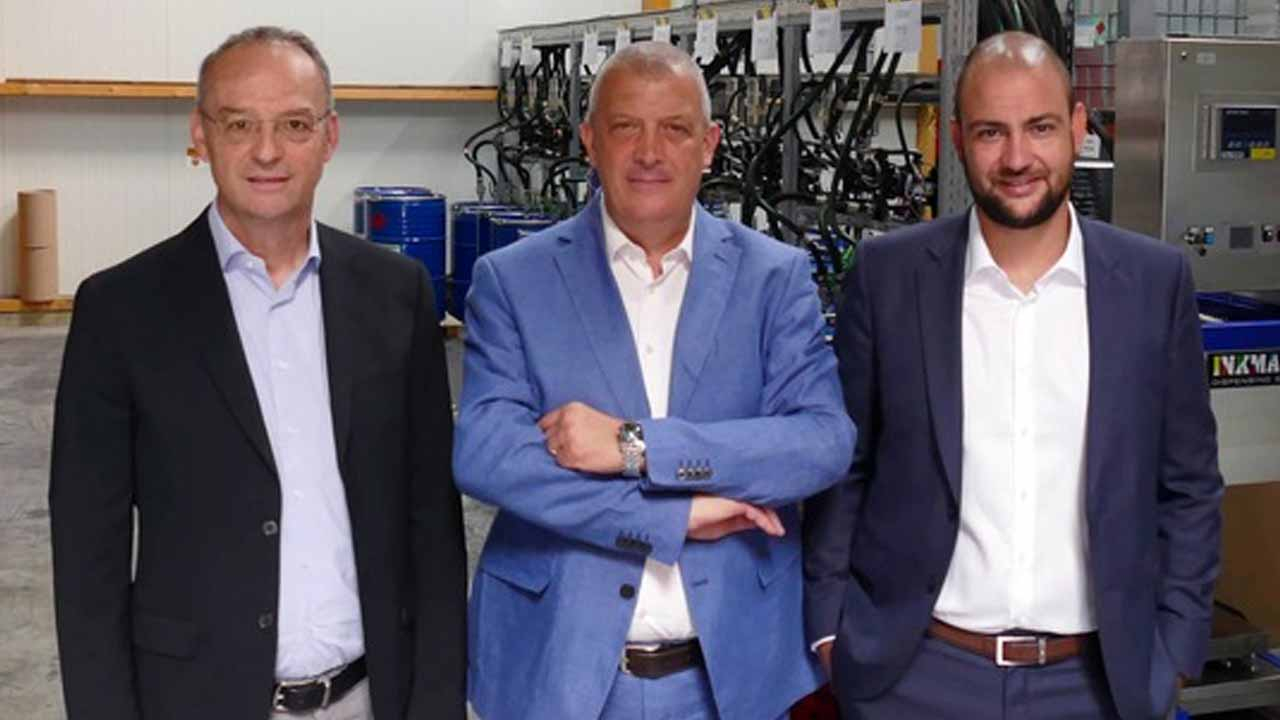 Stefano Zuliani (head of operations flexo and gravure Europe), Massimiliano Caretta Fantini (export manager flexible packaging) and Adrien Pflieger (managing director hubergroup France) at the inauguration of the new mixing station. 