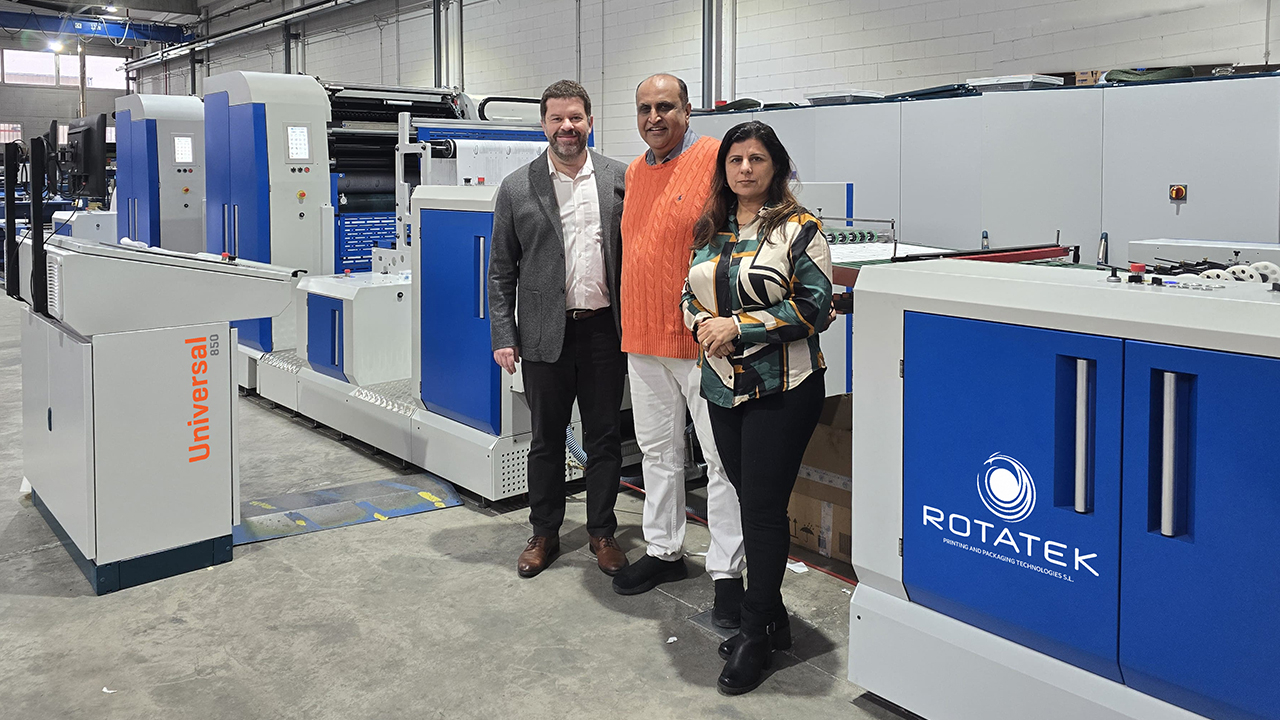 Mario Gámez, Ranesh Bajaj and Dr Gita Bajaj, with redesigned Universal 850 press