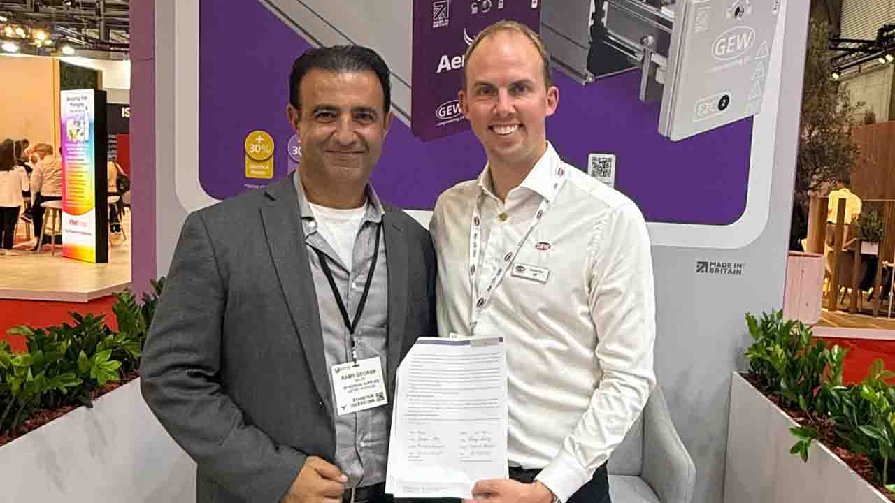 (L-R)  Ramy George, general manager of IPS, with Robert Rae, managing director of GEW, at Labelexpo Europe 2025.