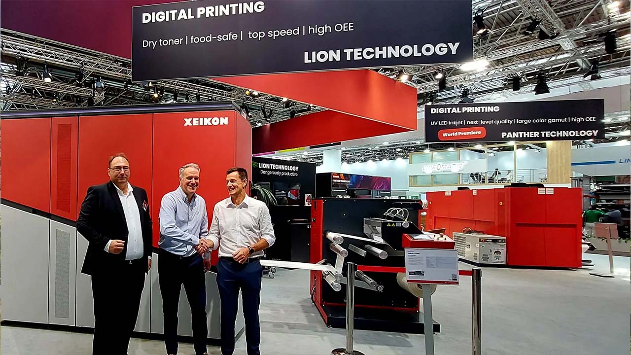 L–R: Xeikon’s Ser van de Graaf, Abbey Labels’ Tom Allum and Xeikon’s Hans Gerinckx shake hands on the UK’s first Xeikon Lion