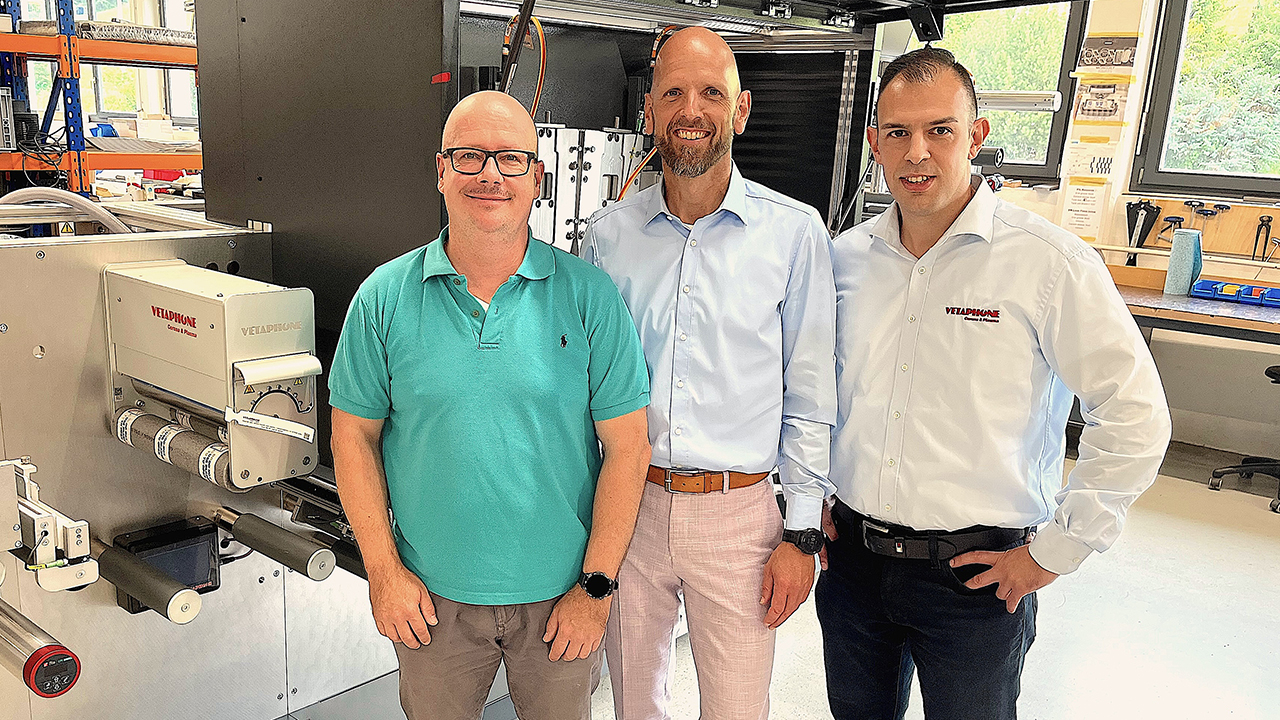 Sascha Zapf, David van Loo and Ahmed Türkmen in front of an MPrint MLabel 3