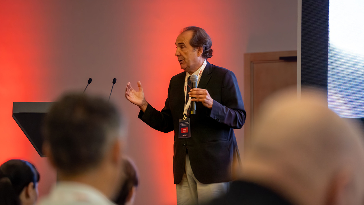 António de Sousa Ribeiro speaks in front of an audience