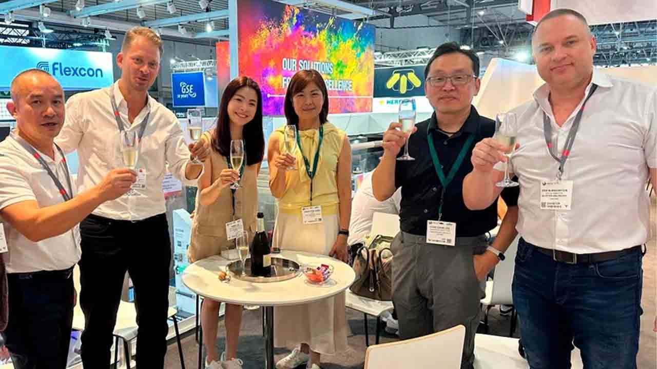 Wan Long and Nilpeter celebrate the partnership at Labelexpo Europe 2025 in Barcelona