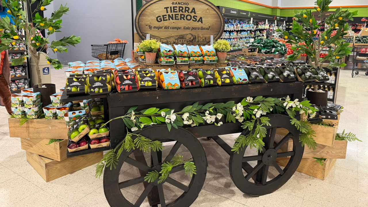 Produce in linerless packs on a wagon display in a grocery store