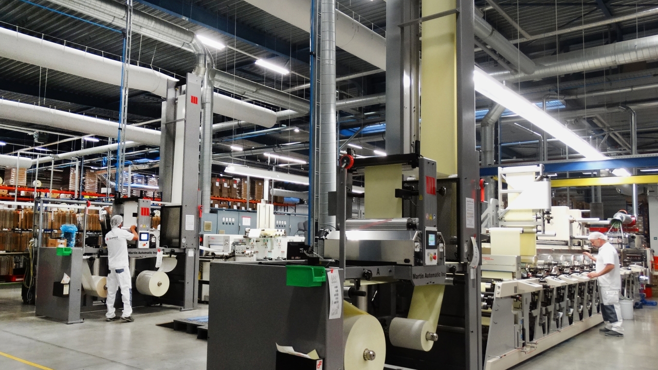 The two Martin Automatic MBSF unwind splicers at Desmedt Labels were adapted to have a smaller footprint and offer better ergonomics for the press operator 