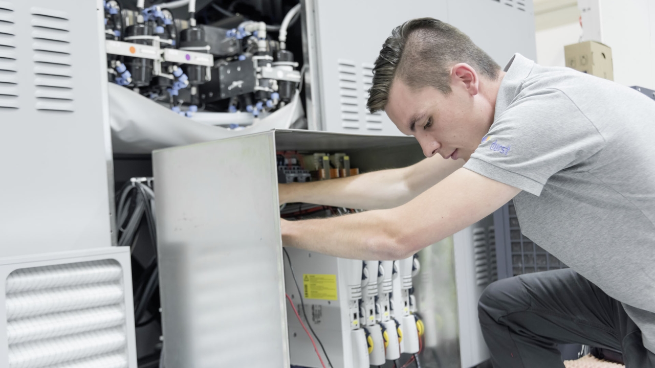 Durst UK’s nine-strong team of experienced service engineers are strategically placed across the UK and Ireland, and are equipped for 24/7 operations throughout the year Durst UK’s nine-strong team of experienced service engineers are strategically placed across the UK and Ireland, and are equipped for 24/7 operations throughout the year