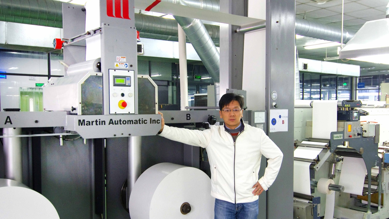Kevin Huang, Jantan Color general manager, with one of his Martin Automatic unwind splicers Kevin Huang, Jantan Color general manager, with one of his Martin Automatic unwind splicers