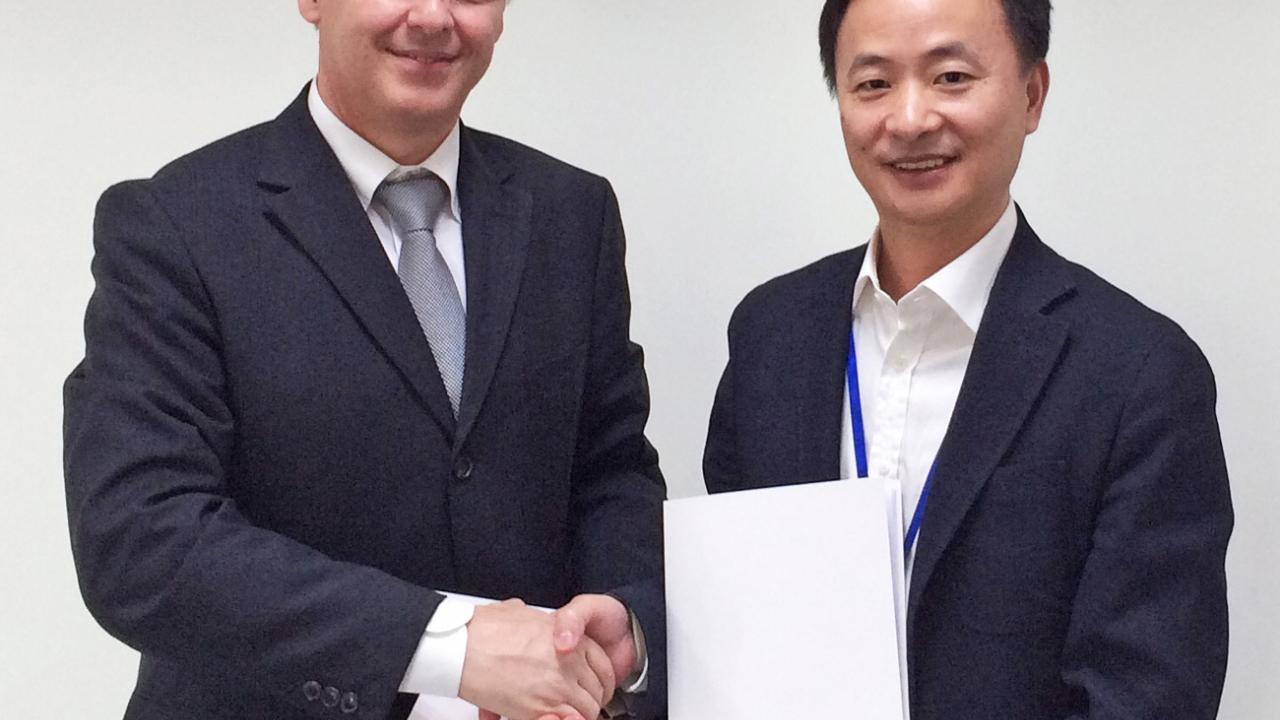KBA-Flexotecnica CEO Claudio Bisogni and Lu Weida, general manager of Zidan Food Packaging & Printing KBA-Flexotecnica CEO Claudio Bisogni and Lu Weida, general manager of Zidan Food Packaging & Printing
