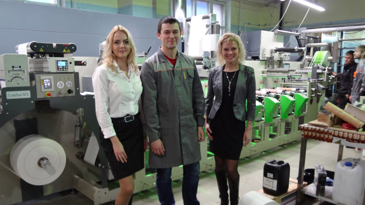 Pictured (from left): Elena Stepanova of Gidue-Rus, BGS-Print technical director Denis Karandashov and Evgeniya Chirkova of Gidue-Rus