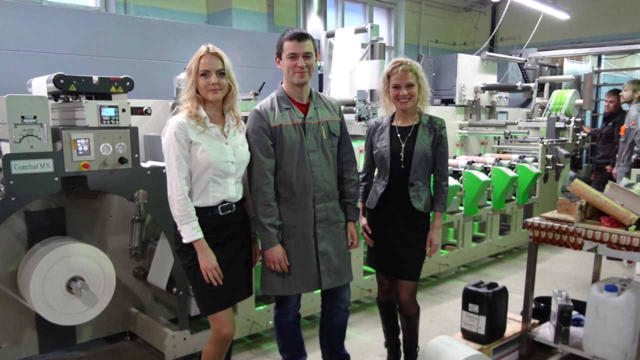 Pictured (from left): Elena Stepanova of Gidue-Rus, BGS-Print technical director Denis Karandashov and Evgeniya Chirkova of Gidue-Rus Pictured (from left): Elena Stepanova of Gidue-Rus, BGS-Print technical director Denis Karandashov and Evgeniya Chirkova of Gidue-Rus