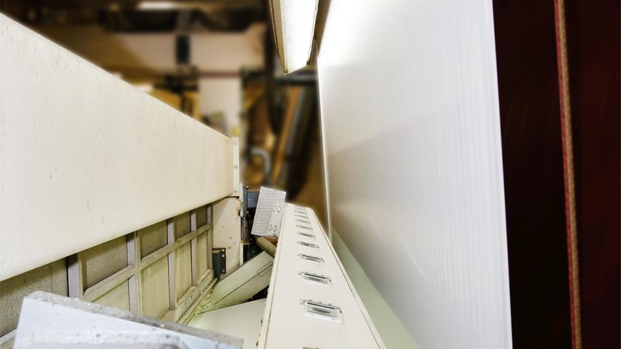 Of the three measuring beams that Sappi has installed on PM 2, the illumination measuring beam is particularly significant Of the three measuring beams that Sappi has installed on PM 2, the illumination measuring beam is particularly significant