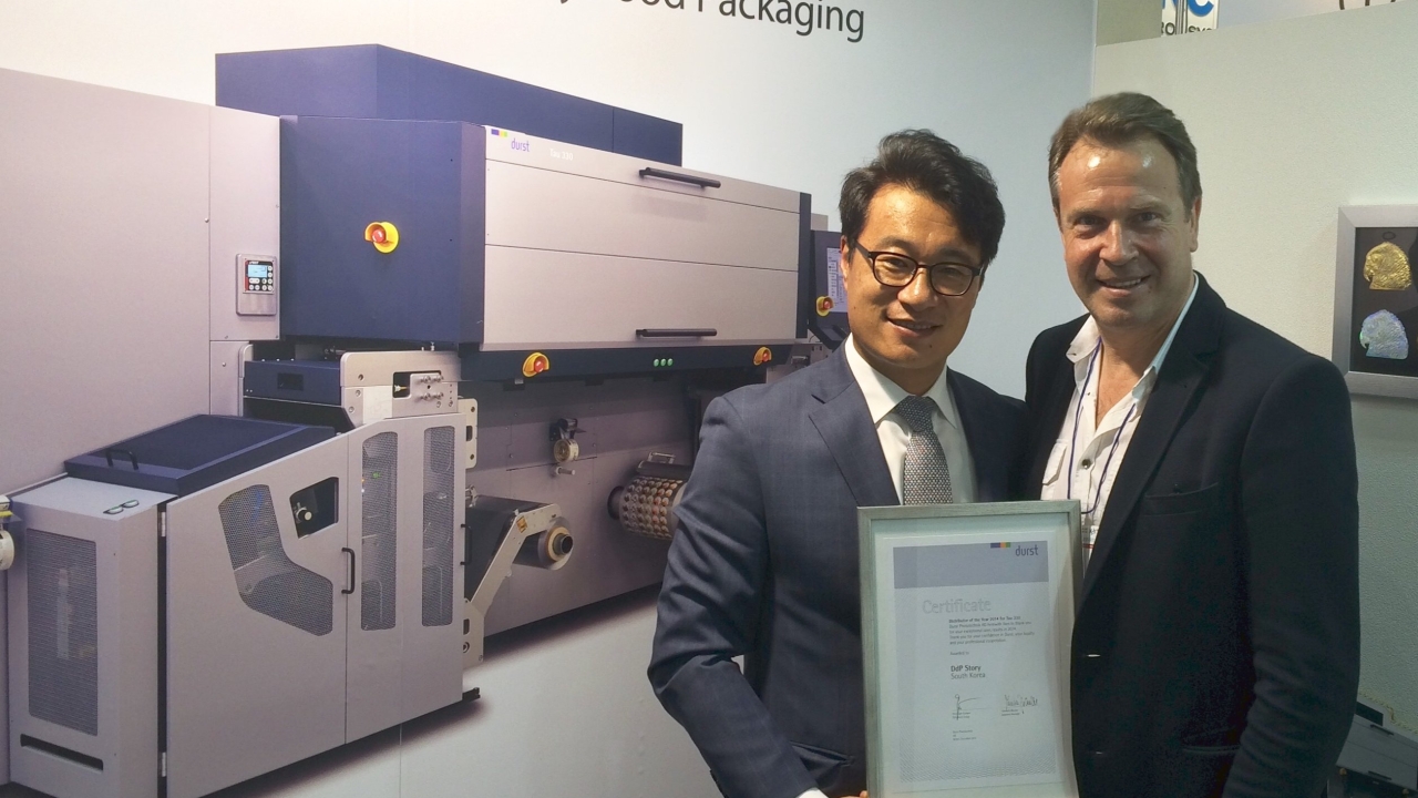 Junghun Park (left), DdP Story president, and Helmuth Munter, Helmuth Munter, labels and package printing segment manager at Durst Junghun Park (left), DdP Story president, and Helmuth Munter, Helmuth Munter, labels and package printing segment manager at Durst