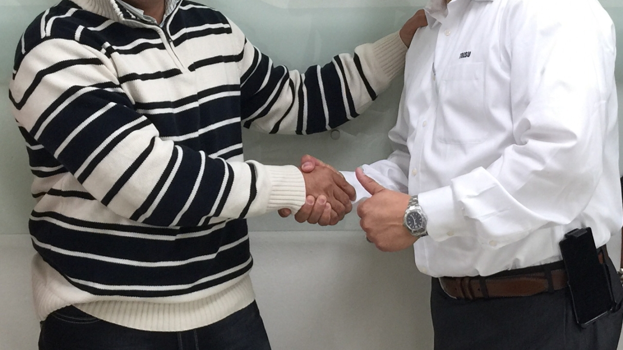 Mauricio Campos (left), director of operations at ACS, with Elvis Fajardo, Tresu Americas Latin America sales manager