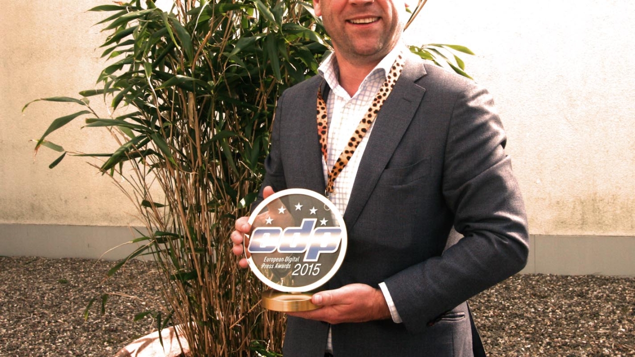 Xeikon's Filip Weymans with the Cheetah's first award Xeikon's Filip Weymans with the Cheetah's first award
