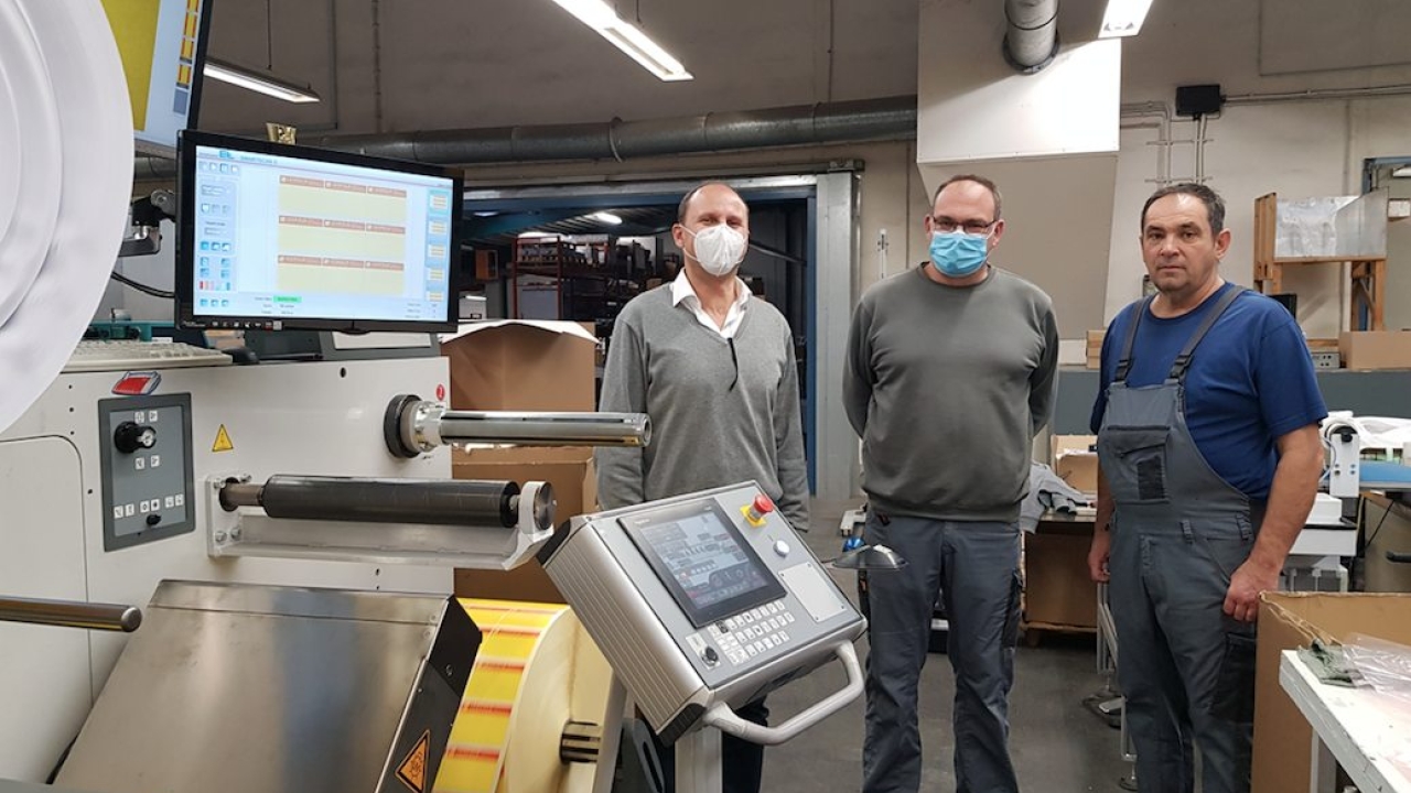 L-R: Peter Neudecker of Erhardt+Leimer with Knut Schulzke, head of production, web-fed printing division at Oscar Mahl, and machine operator Ciprian Virca in front of the Omet XFlex X6 equipped with a SmartScan UV inspection