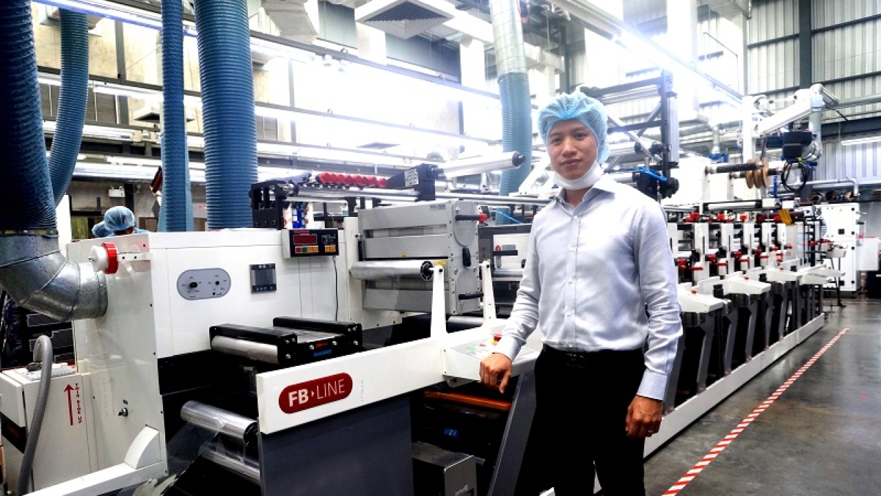 Trisan Printing managing director Piyapong Wongvorakul with the company's new Nilpeter press Trisan Printing managing director Piyapong Wongvorakul with the company's new Nilpeter press
