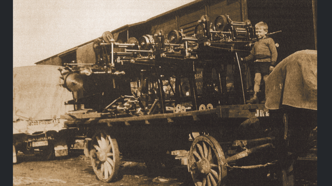 Gallus Type III presses on the way to the Basle trade fair in 1936. On the wagon is Ferdinand Rüesch III, aged twelve Gallus Type III presses on the way to the Basle trade fair in 1936. On the wagon is Ferdinand Rüesch III, aged twelve