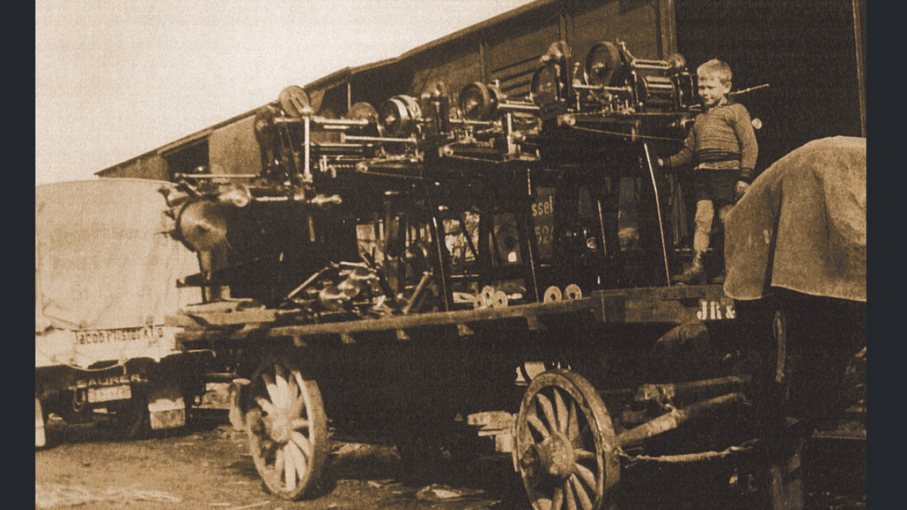 Gallus Type III presses on the way to the Basle trade fair in 1936. On the wagon is Ferdinand Rüesch III, aged twelve