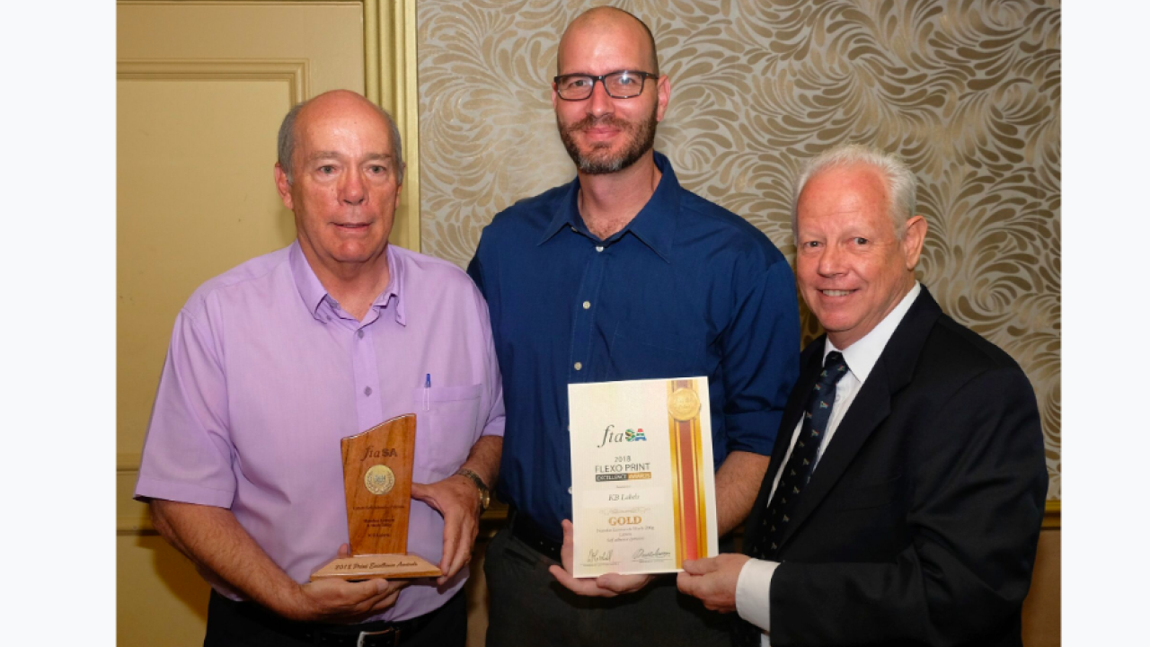 Mark Andy’s local partner, SArepco’s Paul Bouwer (right), presented KB Labels’ Bill Jordaan and Robert du Preez with a gold medal for the Nando’s Lemon & Herb PS label