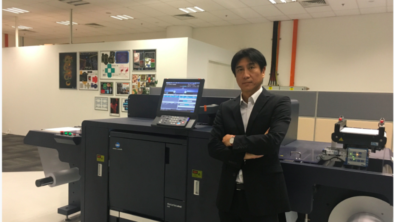 Makito Nakamura, division head of PP & IP Business, in front of the Accurio Label 190 digital press