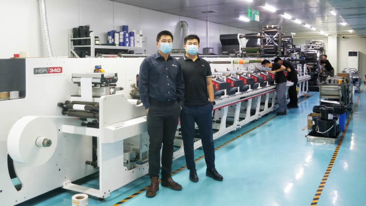 Tengcai Technology CEO Peng Hanwen (right) and Labelexpo senior account manager Daniel Zhao with the Hongsheng HSR flexo press