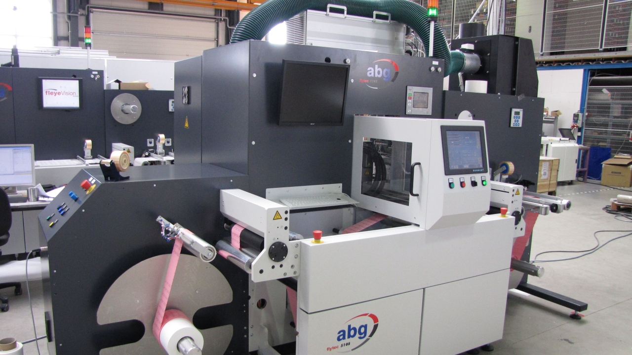 AB Graphic Flytec rewinder integrates Domino inkjet printer AB Graphic Flytec rewinder integrates Domino inkjet printer