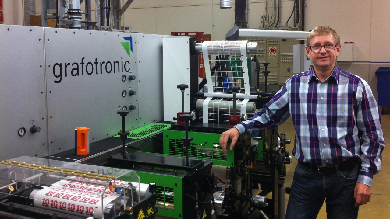 Jan Gotting, Production Manager of BEAB Boxon, with the new Grafotronic DCL