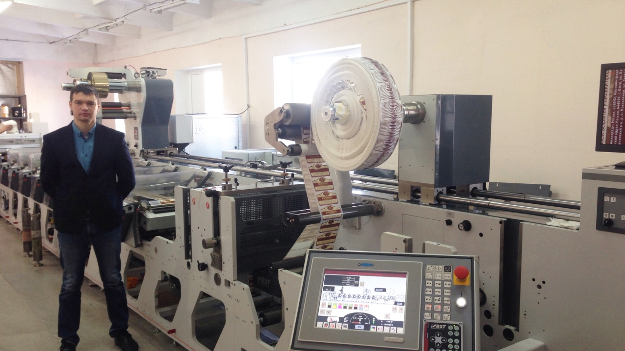 Delta Center printing director Dmitry Permiakov with its new XFlex X4