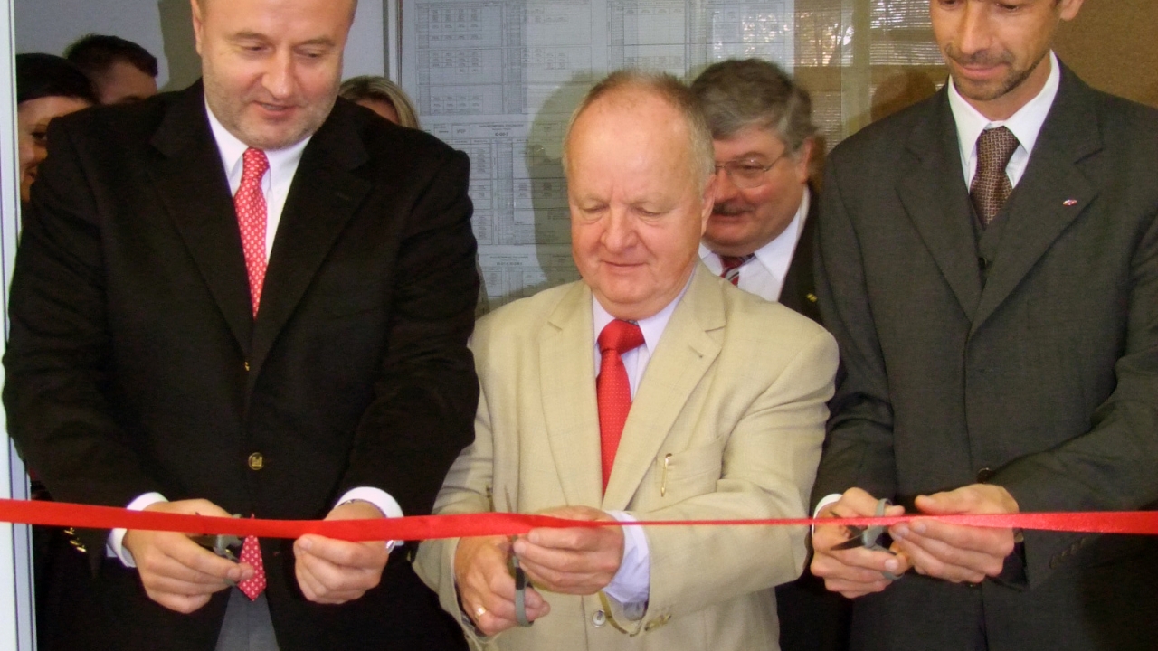 DuPont and University of Warsaw collaborate in Poland DuPont and University of Warsaw collaborate in Poland