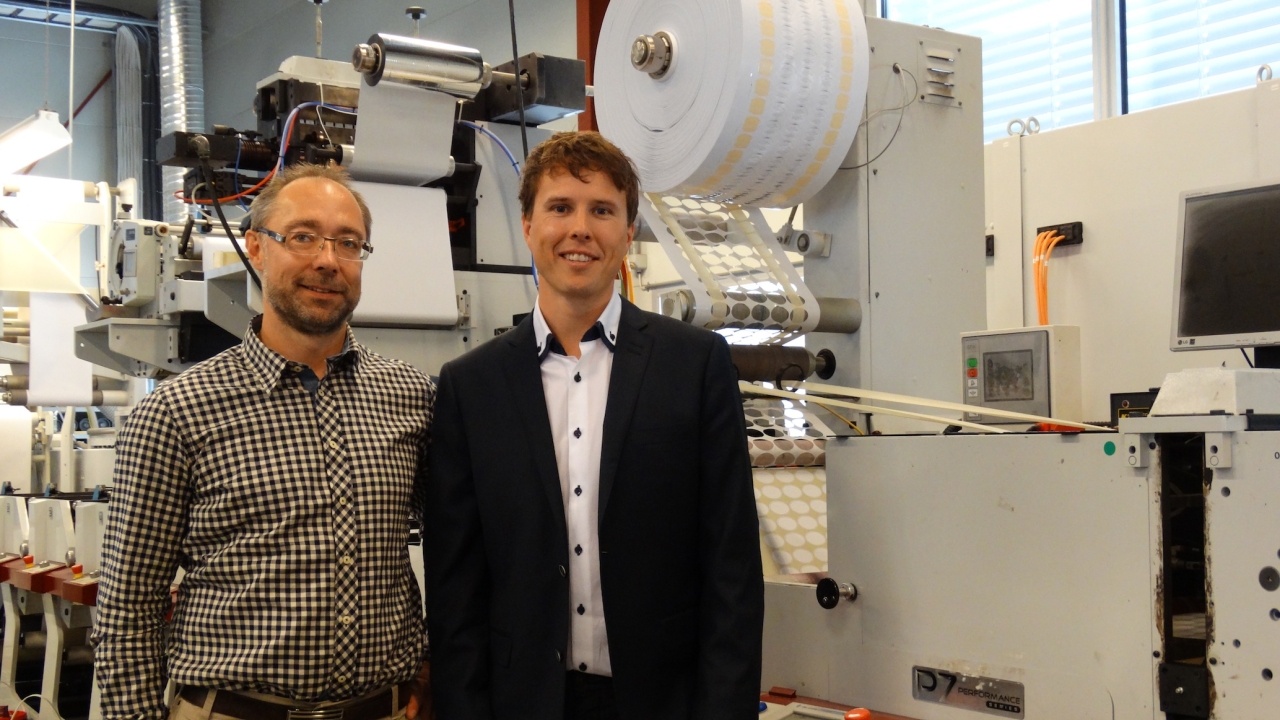 Joakim Marcusson (left), from Mark Andy’s Scandinavia agent Convertec, and Christian Egedius of Ellco Etikett Trykk with the company’s P7