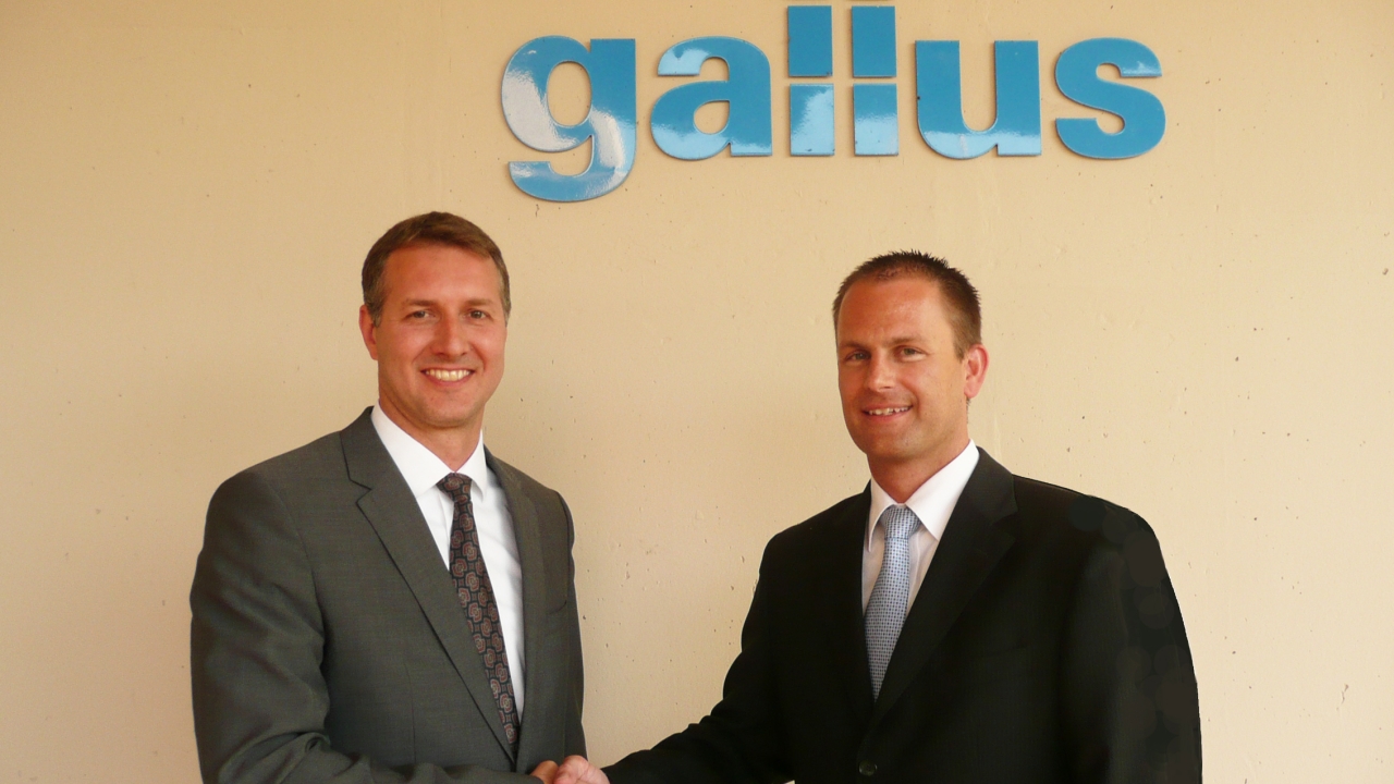 (L-R) Jason Oliver of Heidelberg and Stefan Heiniger of Gallus (L-R) Jason Oliver of Heidelberg and Stefan Heiniger of Gallus