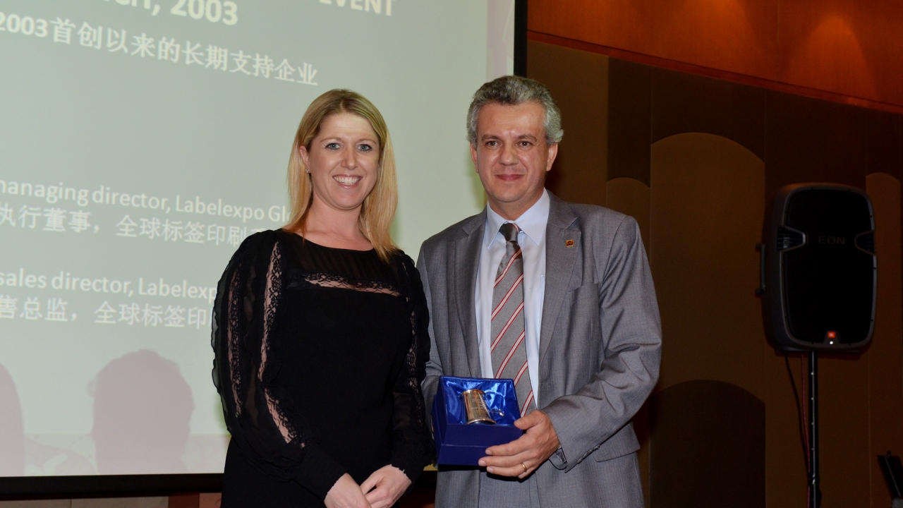 Marco Calcagni receives Omet's award from Labelexpo Global Series managing director Lisa Milburn