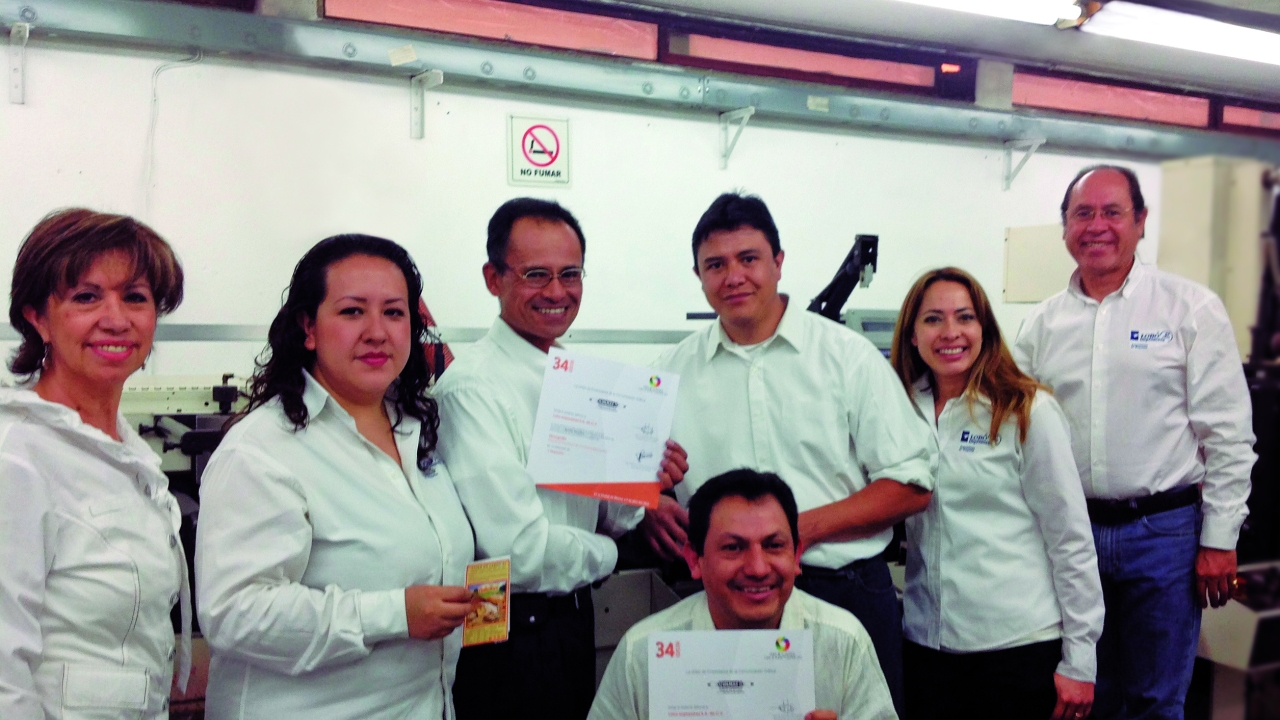 The Lobo Impresores team with the certificates