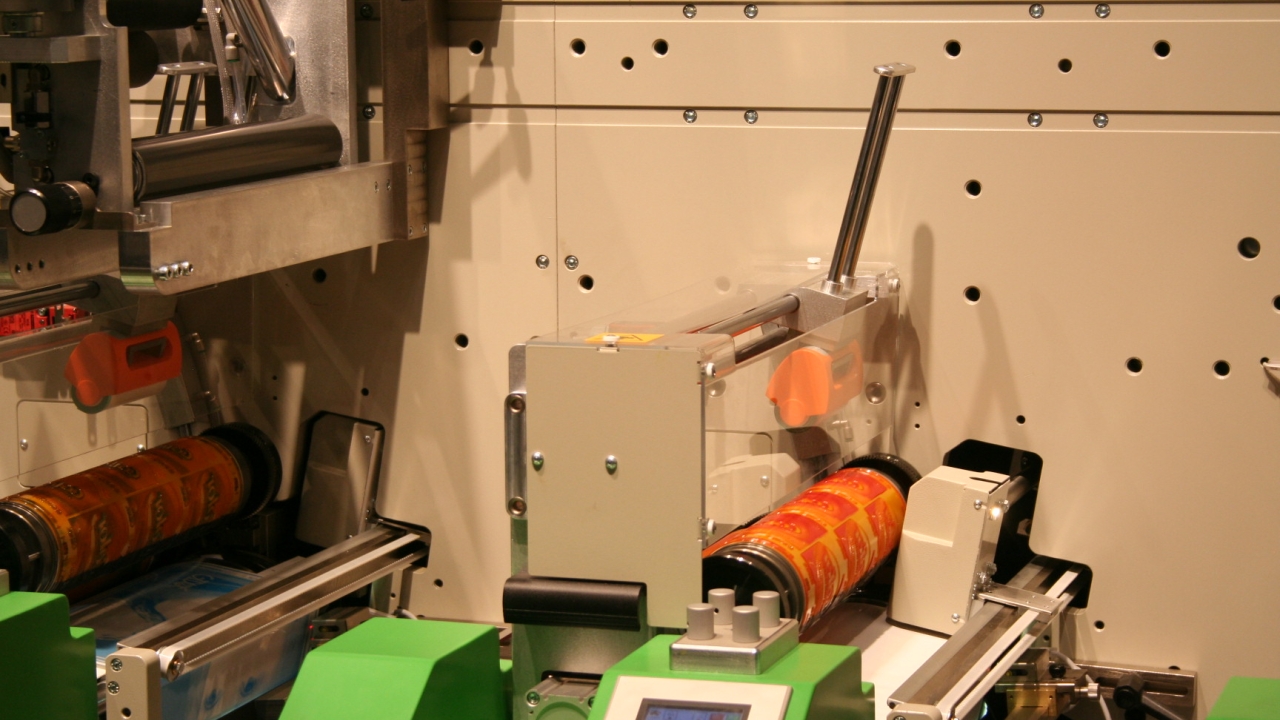 Automated print cylinder exchange on Combat M5 Excellence press