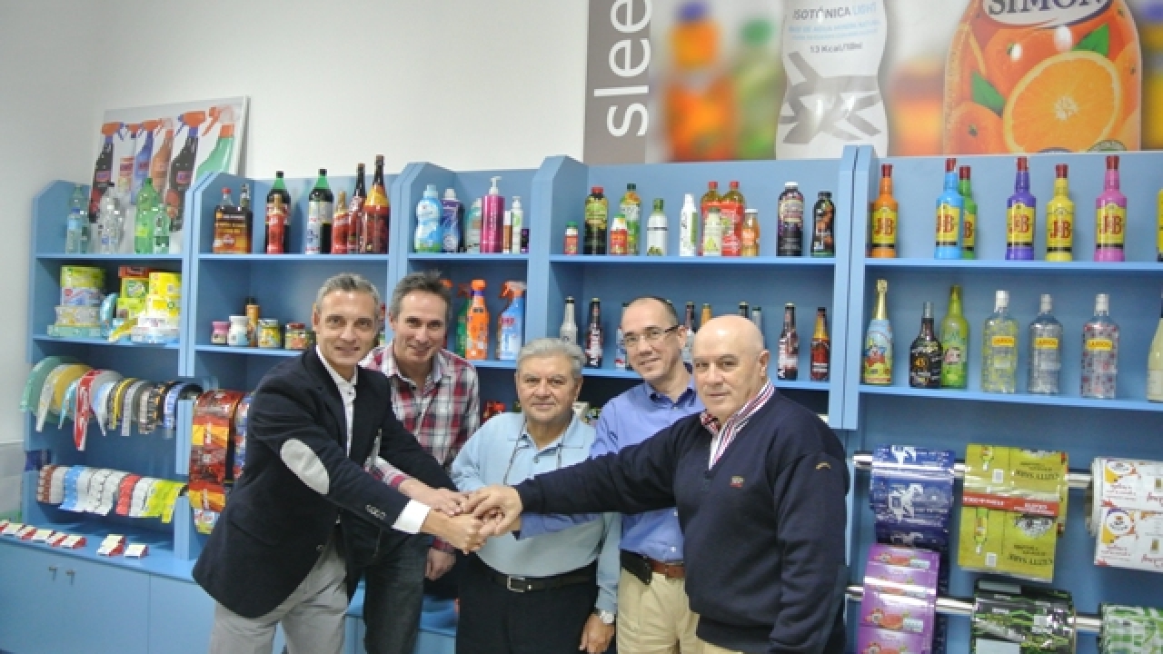 Pictured: Handshake with Félix Prieto, general manager of Impryma S.L. (representative of MPS in Spain), Juan-José Casas, head of the labelling department of Ovelar, Manuel Ovelar, head of manufacturing, Eric Hoendervanger, co-owner of MPS and Jesús Ovelar, general director for Ovelar’s second EF UV-Flexopress
