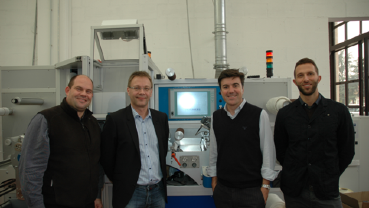 Cartes hands laser die cutter to UPM Raflatac Cartes hands laser die cutter to UPM Raflatac
