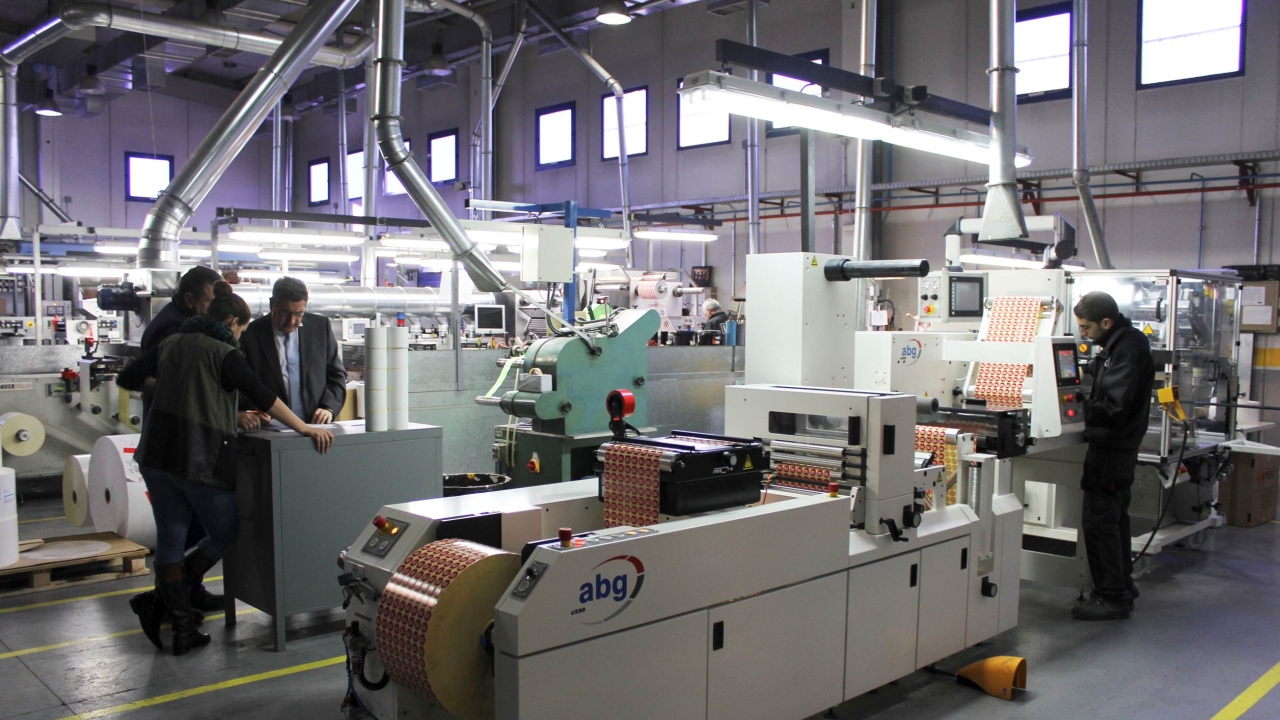 Loc España has installed an AB Graphic Omega SRI inspection slitter rewinder and a Vectra turret rewinder at its factory in Madrid Loc España has installed an AB Graphic Omega SRI inspection slitter rewinder and a Vectra turret rewinder at its factory in Madrid
