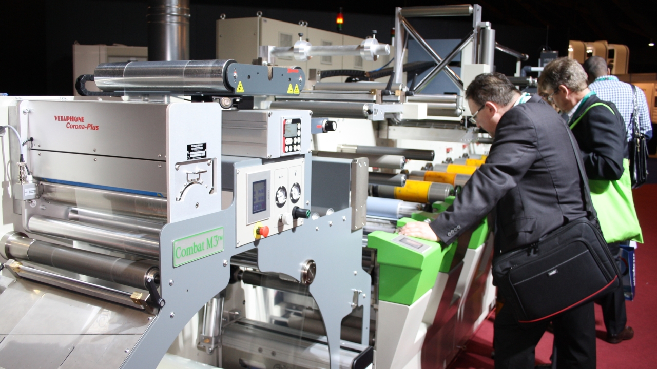 Visitors to the Package Printing Workshop feature area inspect the workings of the Nuova Gidue Combat M3 Visitors to the Package Printing Workshop feature area inspect the workings of the Nuova Gidue Combat M3