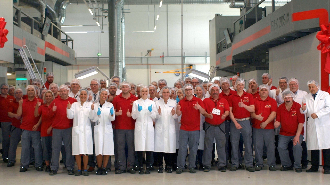 Folienprint employees in front of the new machines Folienprint employees in front of the new machines