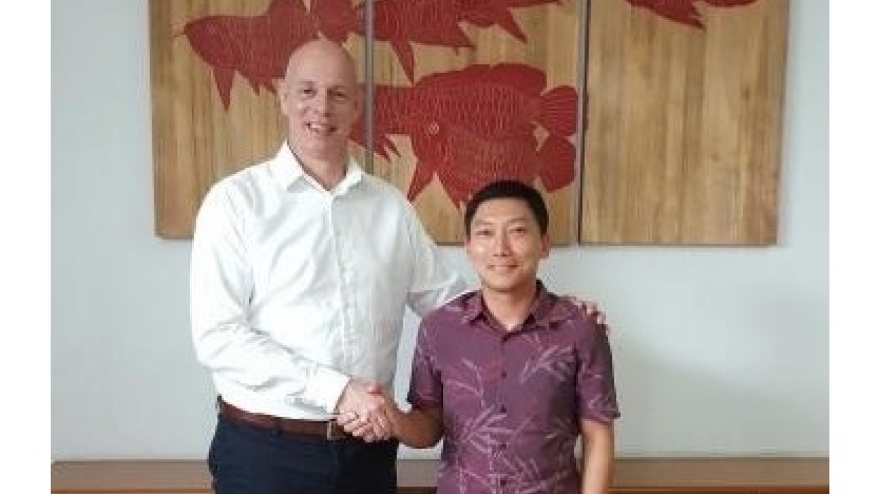 MPS CEO Wim van den Bosch (left) and Surya Baru owner Mr Haryanto (right)