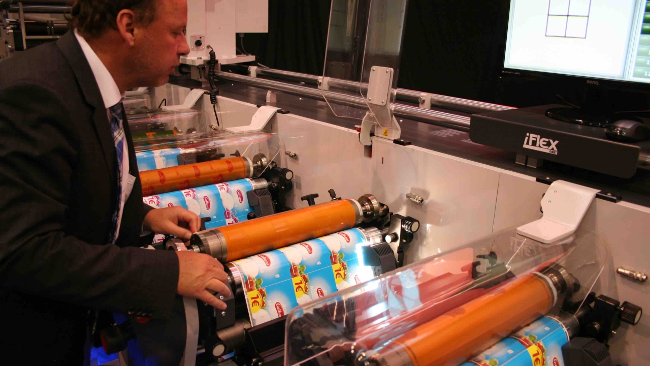 Omet's lLight laser-assisted plate cylinder adjustment