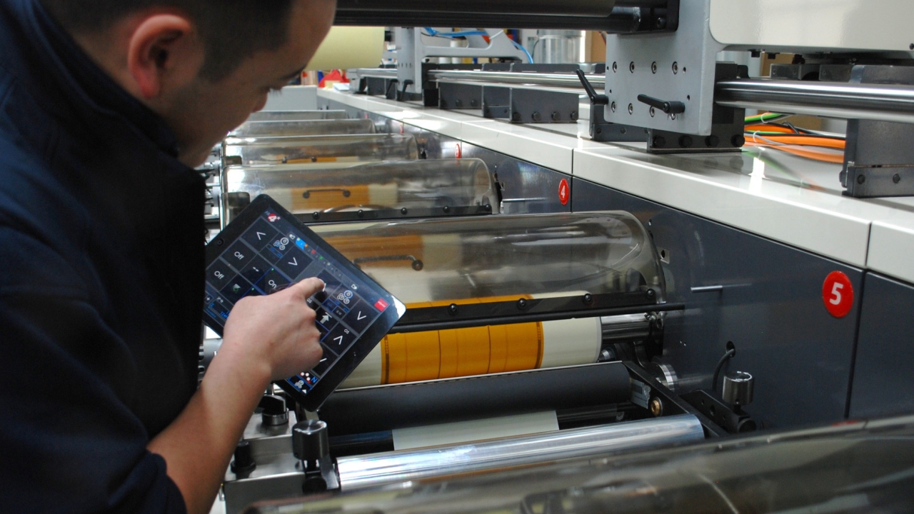 The FA-4* press is configured for wireless press operation via ACS (Air Control Satellite) The FA-4* press is configured for wireless press operation via ACS (Air Control Satellite)