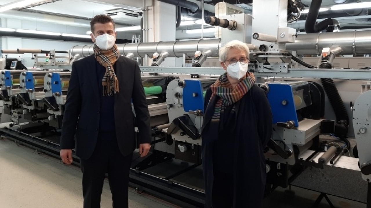 Brigitte Alers, managing director of bentlage-label GmbH (right) with Michael Koch from Heidelberg Germany (left) in front of the Gallus ECS 340